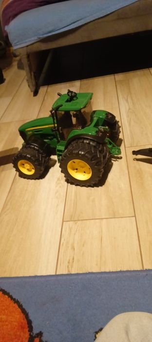 Traktor z przyczepą oraz dodatkowymi kołami  zabawka john deer