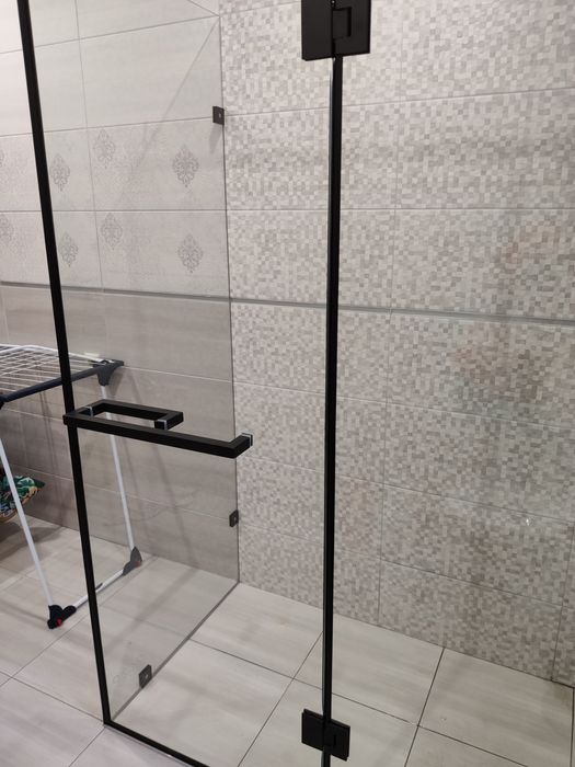 Стеклянные двери(мат) душевые кабины перегородки  изделия из стекла.