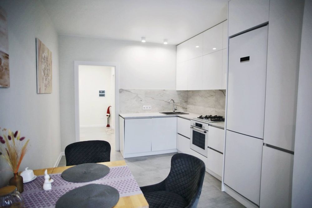 Озеро! Парк! Центр! 
Стильна двохстороння квартира біля озера