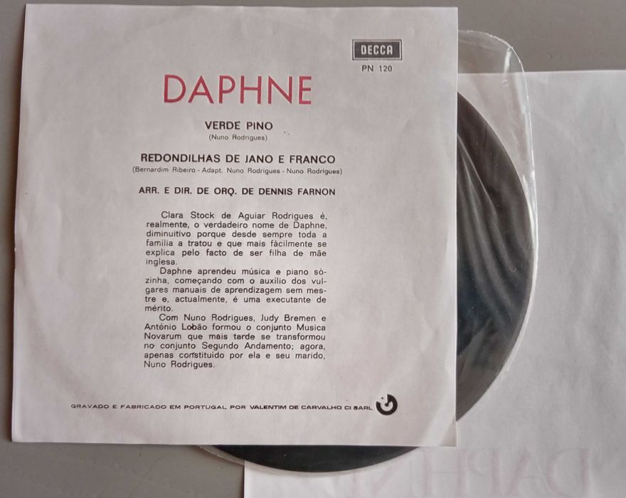 Daphne	- - - - -	Verde Pino	- - - - -	Single