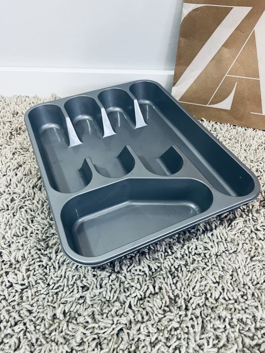 Piekna szary separator na sztucce do szuflady organizer