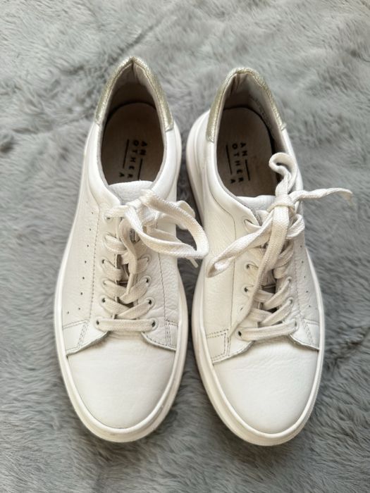 Кросівки шкіряні, жіночі, білі в гарному стані