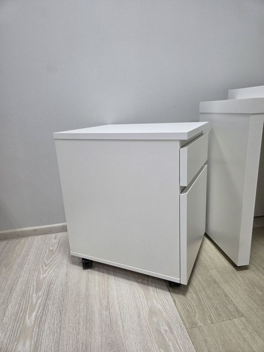 Biurko Ikea Malm z ruchomym panelem bocznym (z  dodatkami wg opisu)