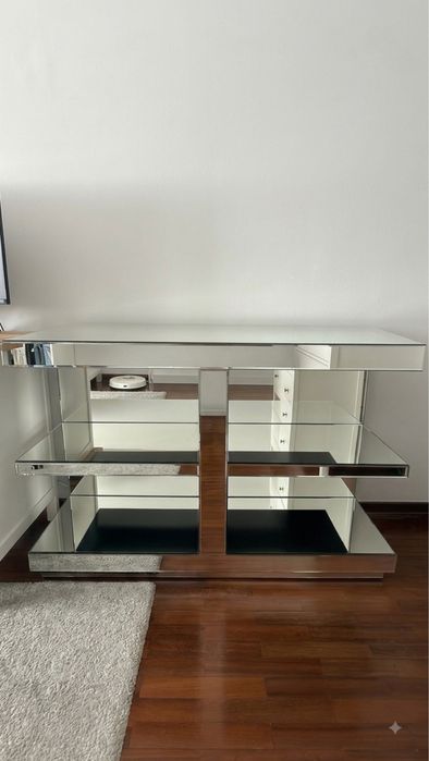 Consola/aparador, com acabamento espelhado.