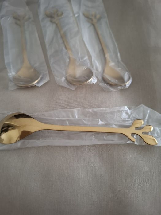 4 colheres douradas