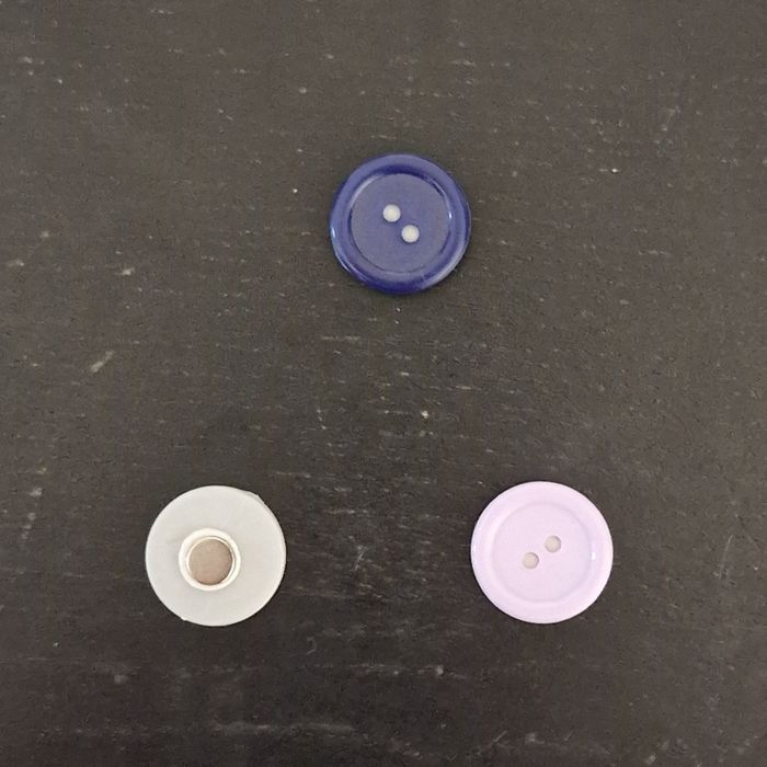 44 x magnesy w kształcie guzików. Trzy kolory. Śr. 1,7 cm