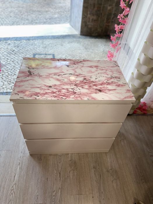 Movel ikea decorado com ripas de mandeira e autocolante