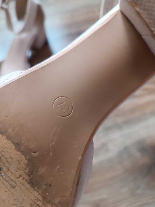 Buty na słupku beżowe