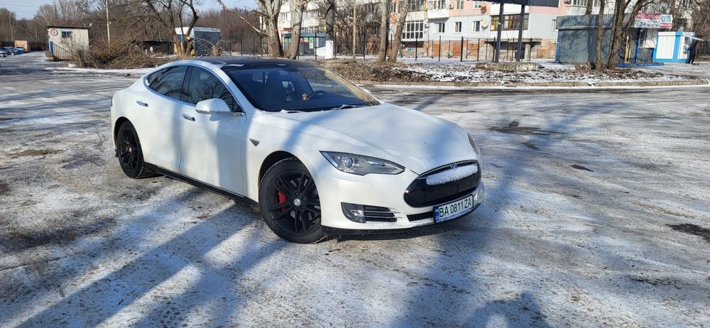 ТЕСЛА Модел S 2013 год