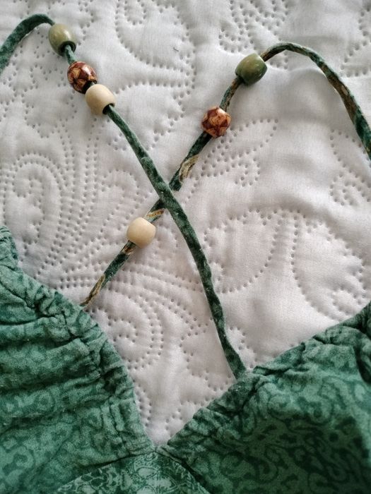 Blusa/Top muito bonita, em tons de verde. Charlote Russe M/Nova