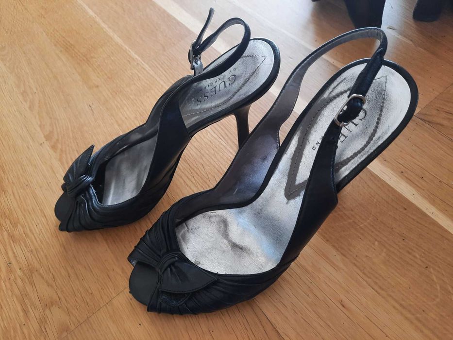 Letnie czarne szpilki Guess