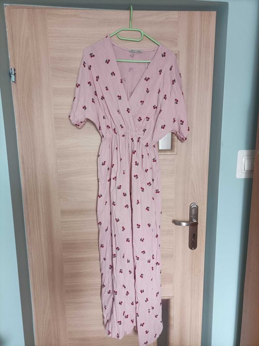 Nowa sukienka we wisienki