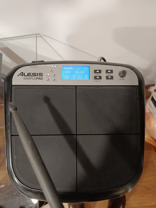Alesis Sample Pad e suporte