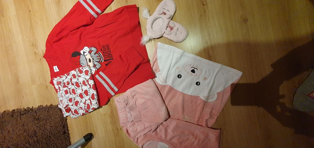 2 pijamas e pantufas