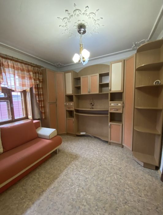 Продаю  4к будинок в Центрі