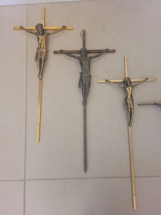 Krzyże z metalu.