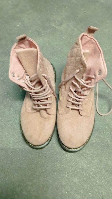 Botas preta e rosa são n38 e a última bota n40  n40