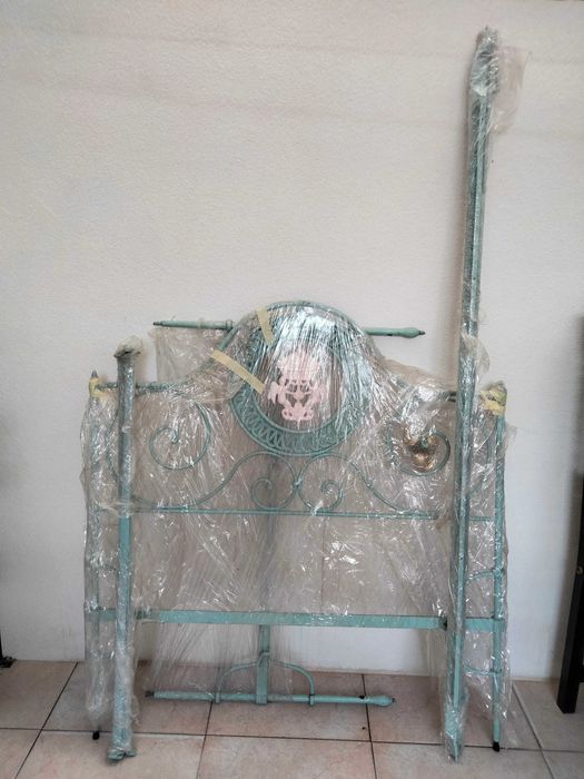 Cama em ferro + colchão + estrado