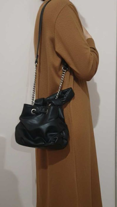 Czarna mała torebka worek zara