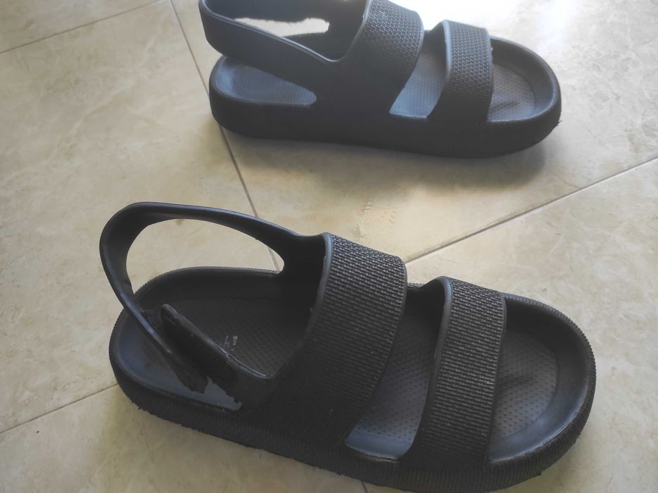 Sandálias em borracha prensada