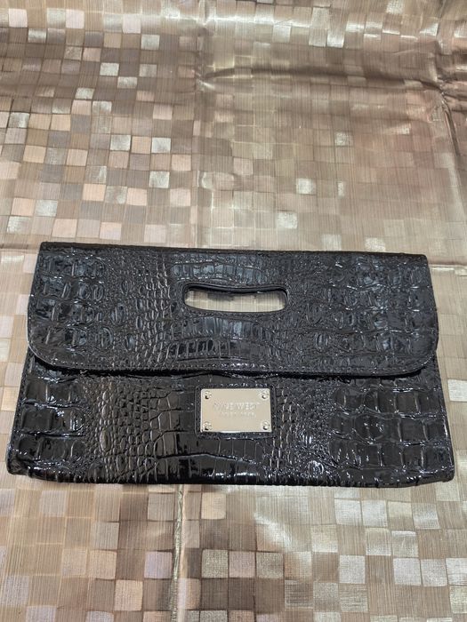 Carteira de mão Nine West preta estilo envelope com textura de crocodilo
