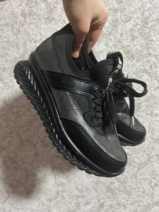 Кросівки 37 р 24 см