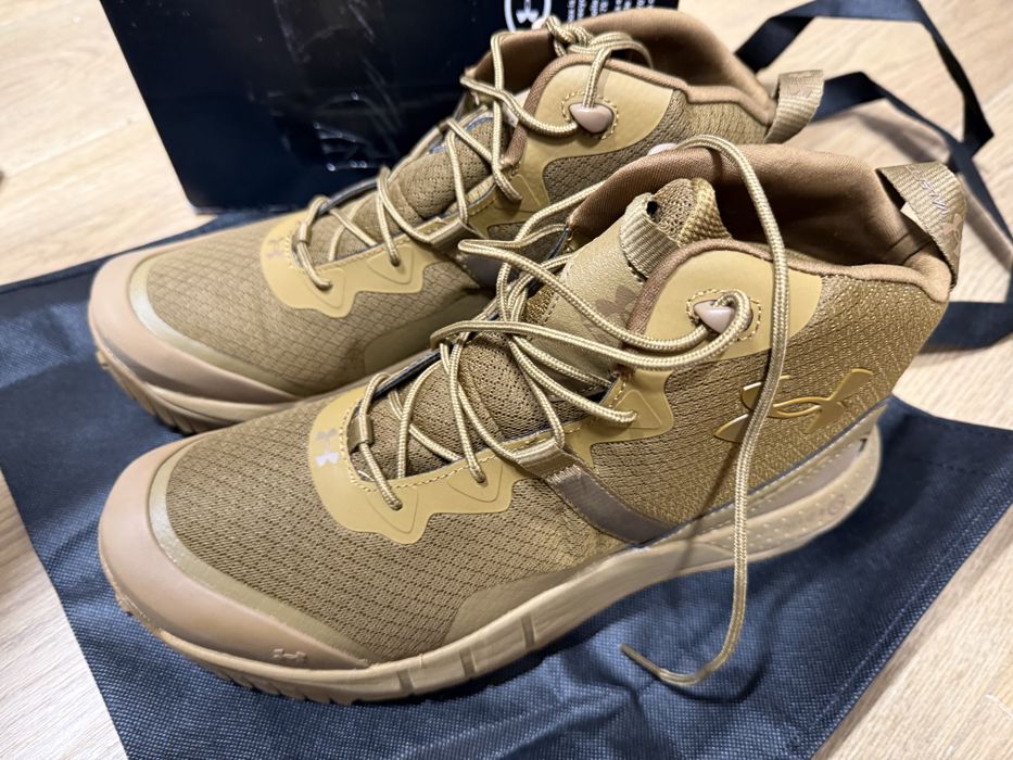 Buty Under Armour Micro G Valsetz Mid w kolorze coyote.