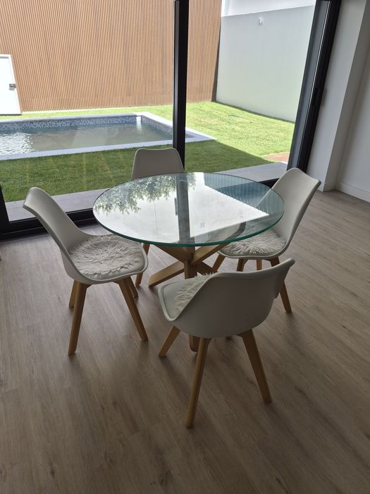 Mesa de madeira com tampo de vidro + 4 cadeiras