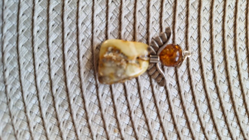 Zawieszki z bursztynu.