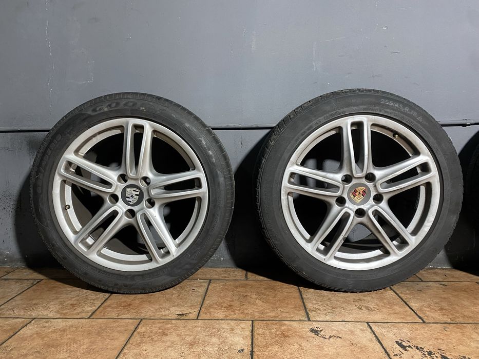 Conjunto 4 jantes originais PORSCHE R19 com pneus. Furação 5x130. Jantes em muito bom estado.