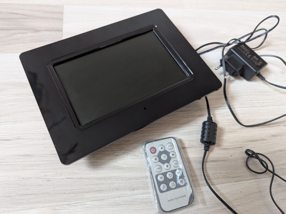 Цифрова фоторамка Intenso 7" з пультом та кабелем живлення