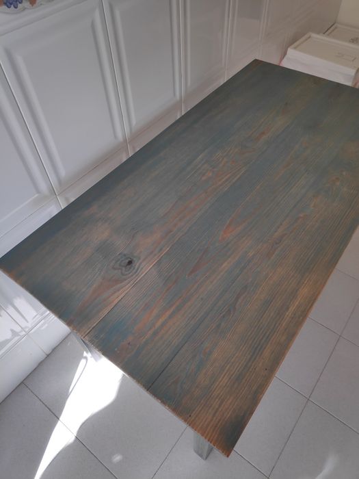 Mesa em madeira de pinho