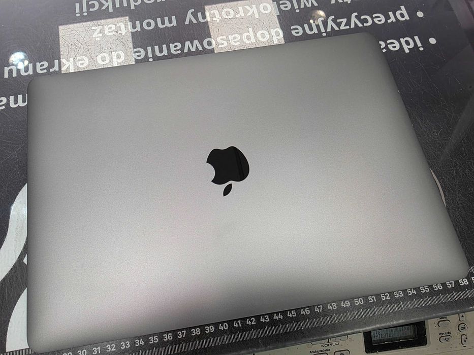 Macbook PRO 13 2020/ Apple M1/ 8GB DDR4/ 256GB/ 278 cykli ładowania/ Space Gray/ + zasilacz/ Grade B+ do A-/ GW 12 MSC