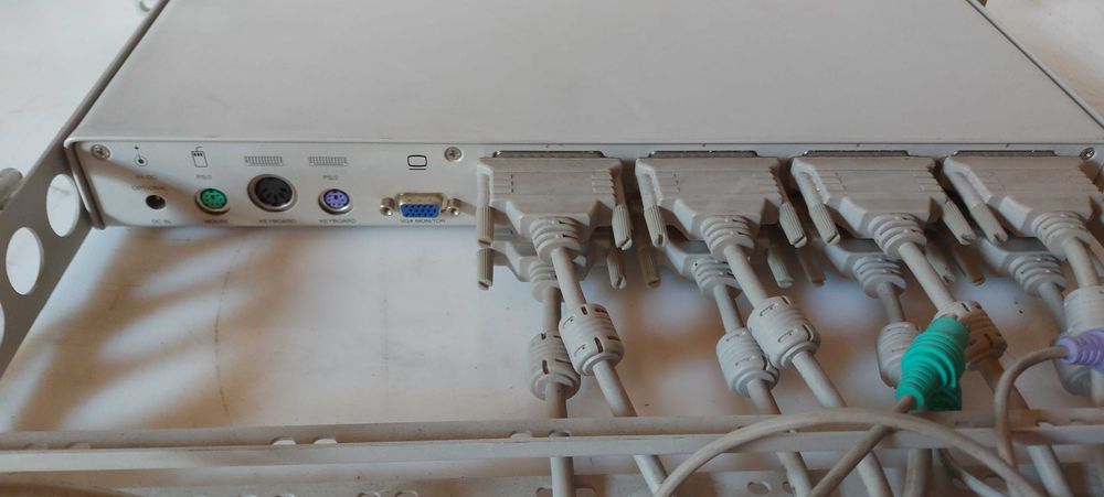 8-портовий KVM перемикач Raritan CompuSwitch CS8