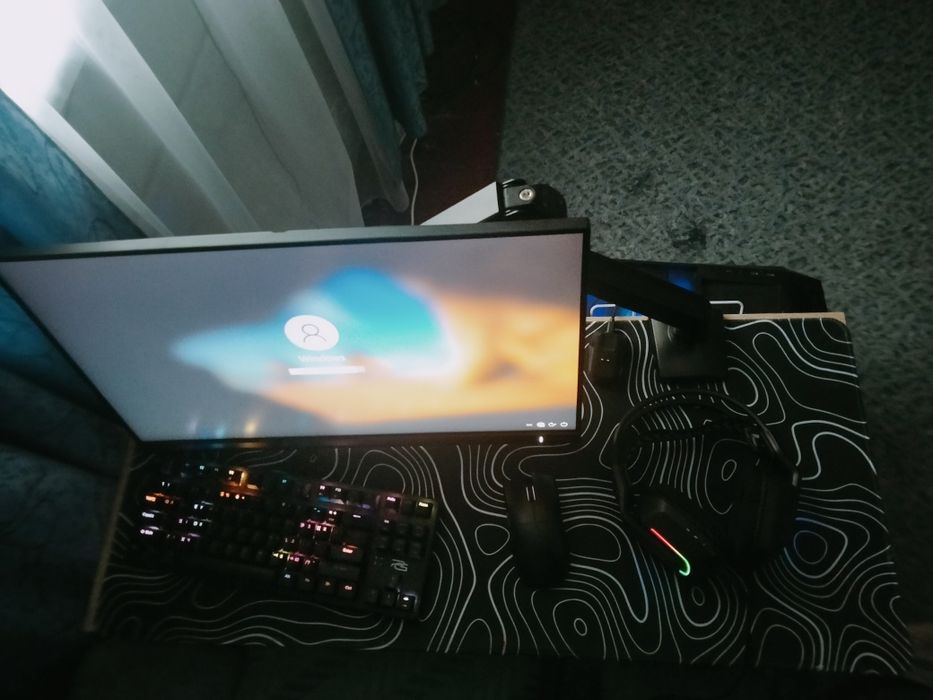 Комп'ютер, клавіатура,мишка,оперативна пам'ять,відеокарта,процесор.