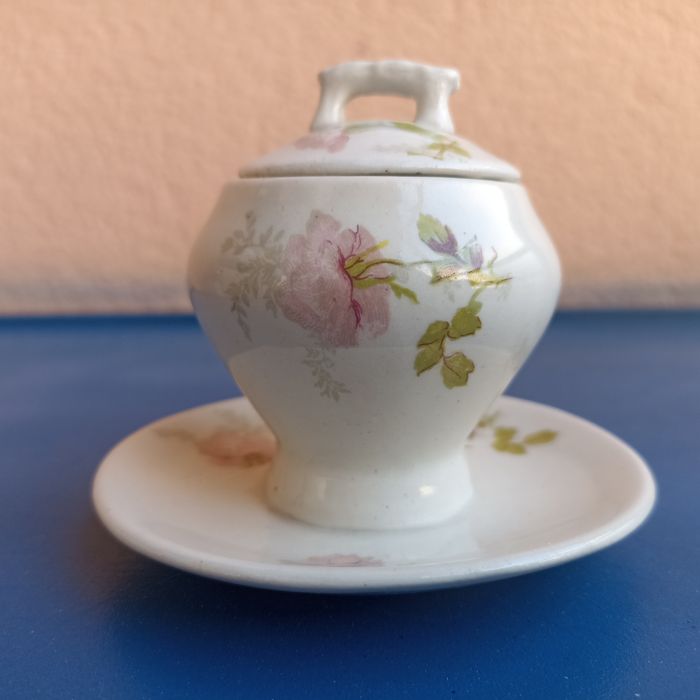 Mostardeira Real Fábrica Sacavém com tampa motivo floral Século XIX