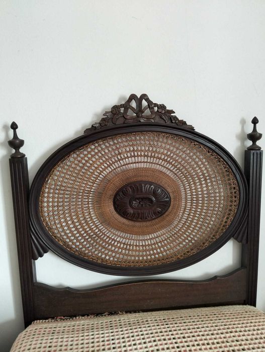 Cama de solteiro em palhinha