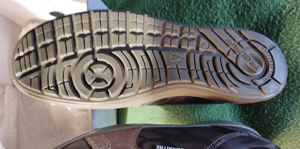 Sapatilha de trabalho em camuflado nova 42