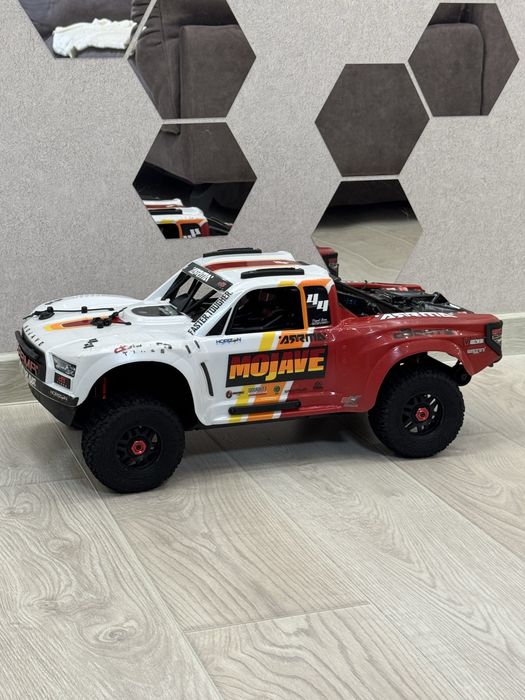 Машинка на радиоуправлении Arrma 1/8 MOJAVE 4S 4X4