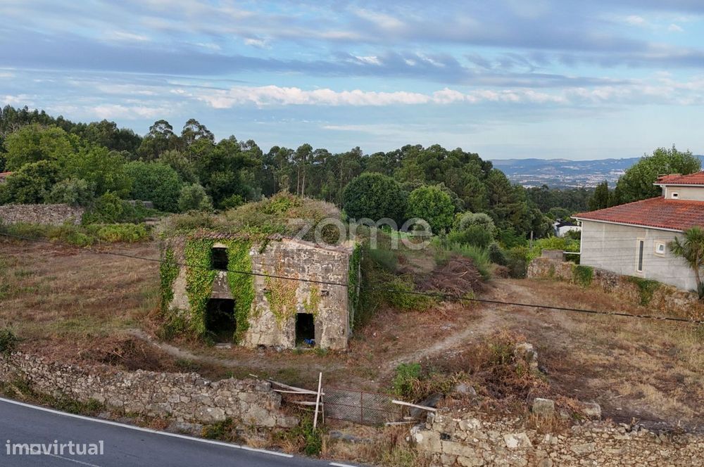 Moradia em pedra para reabilitação com terreno, Cervães, Vila Verde...