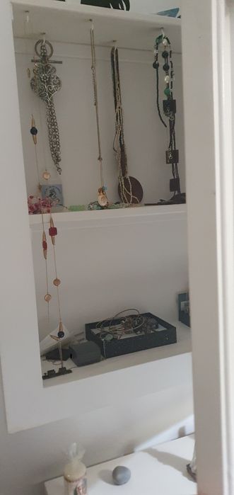 Espelho com armário para bijuterias