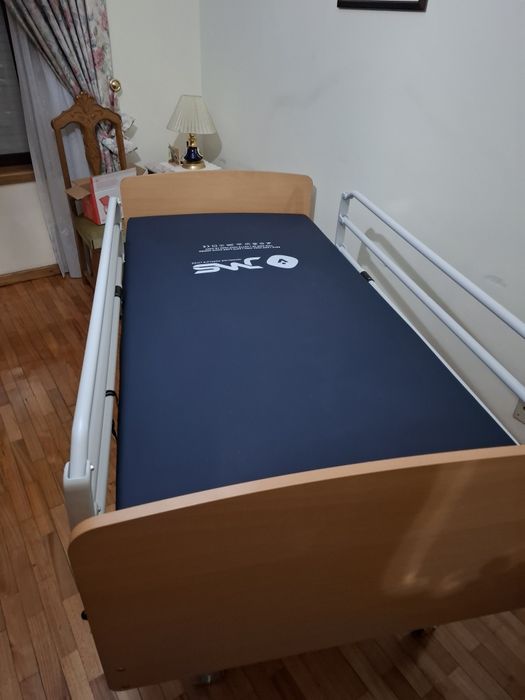 Cama articulada e colchão como novo