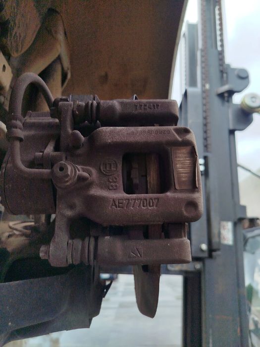 Pinça travão / maxila de travão trás esquerda PEUGEOT 308 II