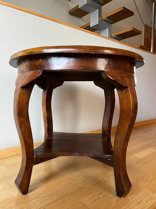 Stylowy stolik kawowy z litego drewna – klasyczna forma