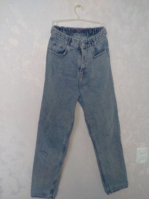 сині жіночі джинси