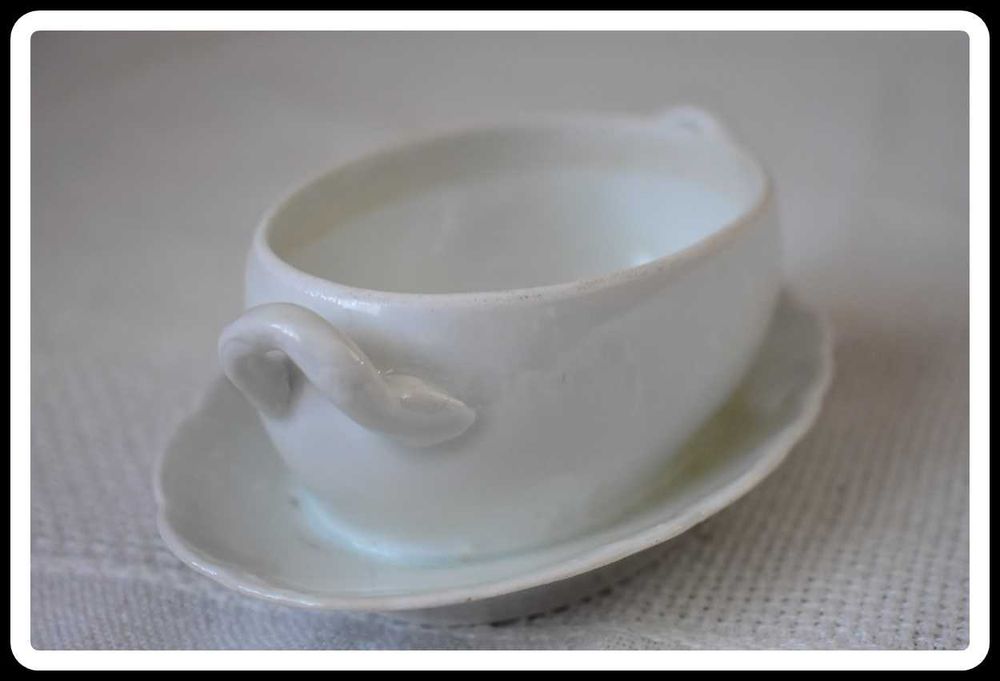 Dekoracyjne naczynie z porcelany na podstawce