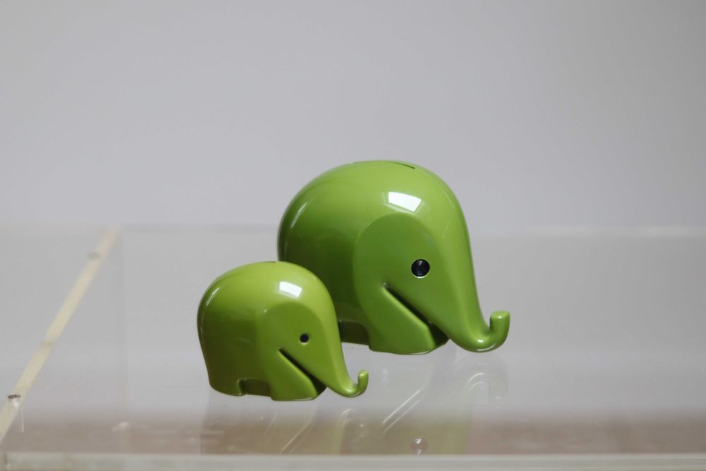 Dwa plastikowe słoniki skarbonki Dresdner Bank, lata 80