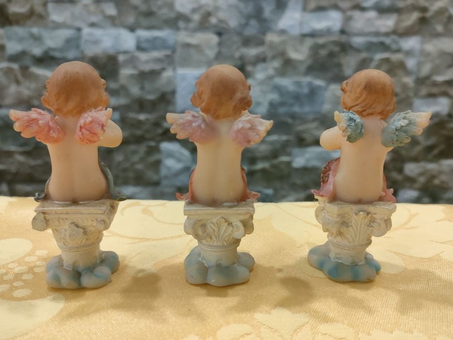 Três anjinhos decorativo.