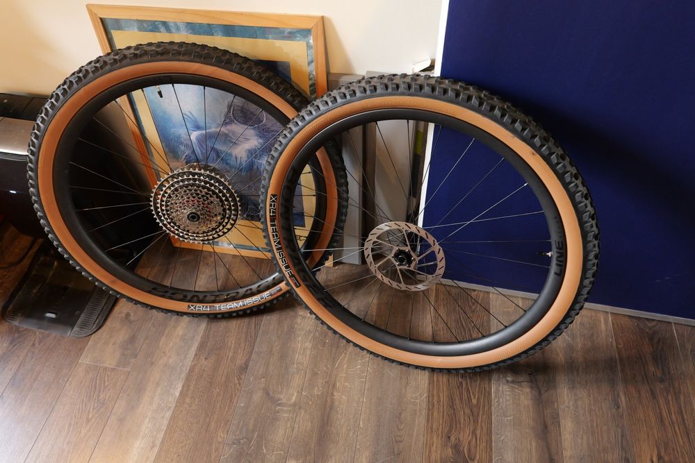 Bontrager XR4 29" 2.4 Team Issue TLR brązowa opony brązowe set komplet