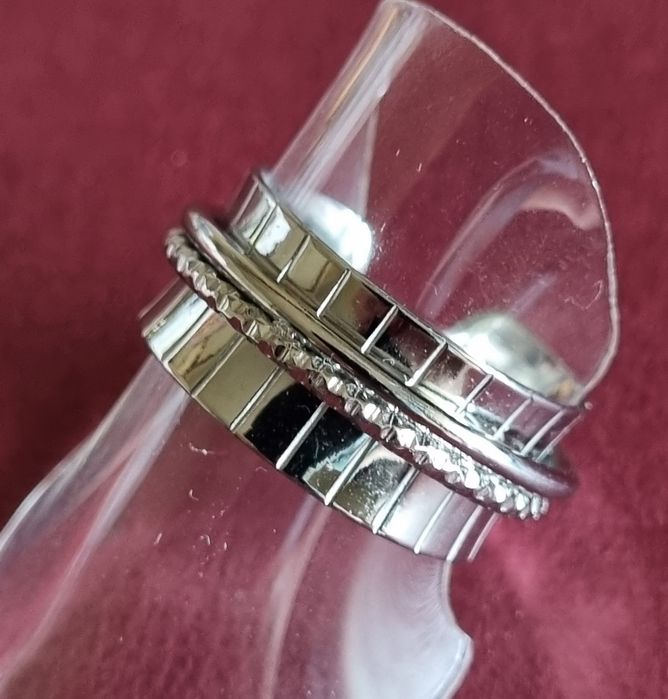 Anel prateado, em aço, muito elegante. Ajustável